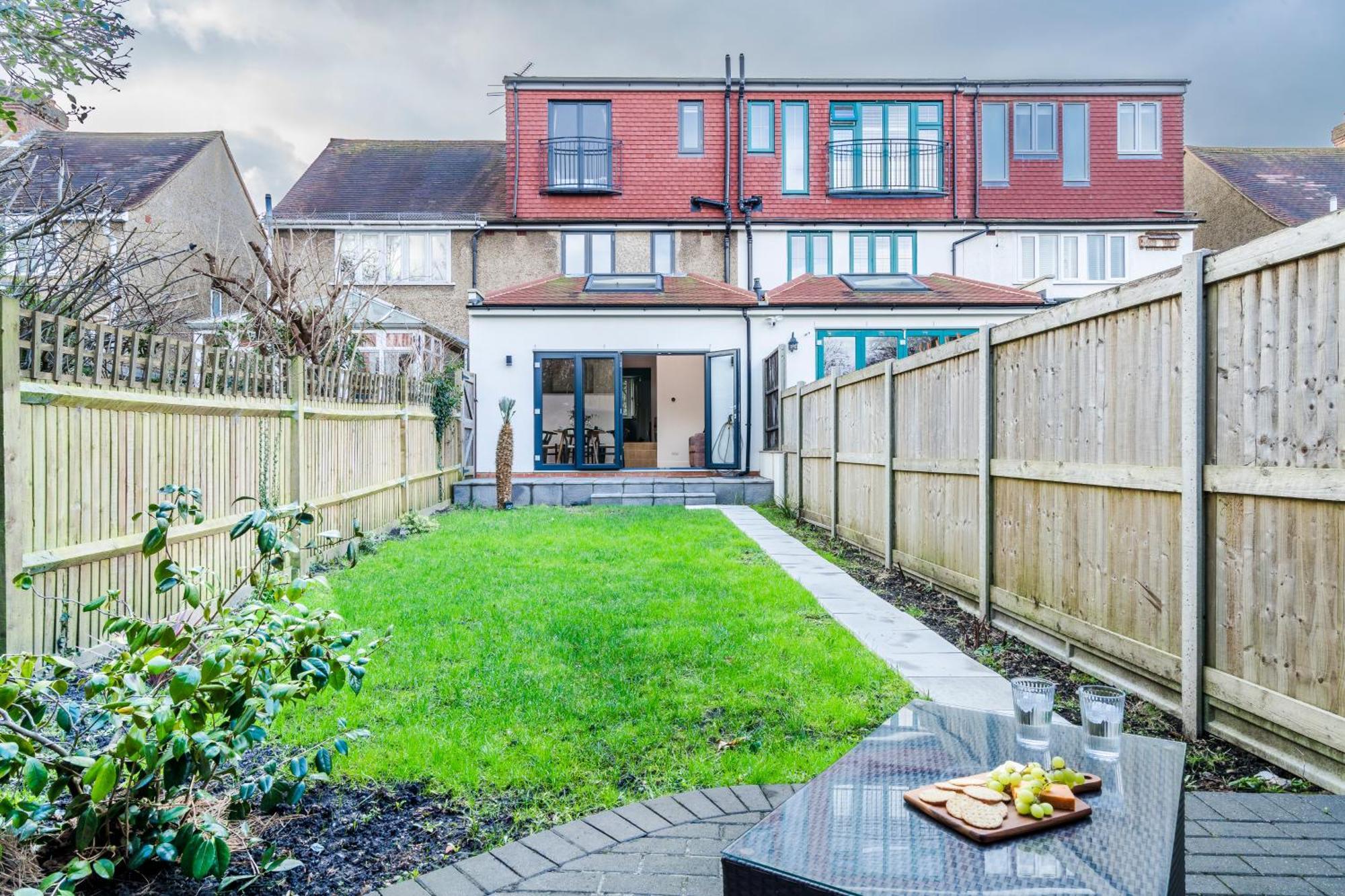 Cozy 3 Bedroom Terrace Cottage In Epsom Exterior foto