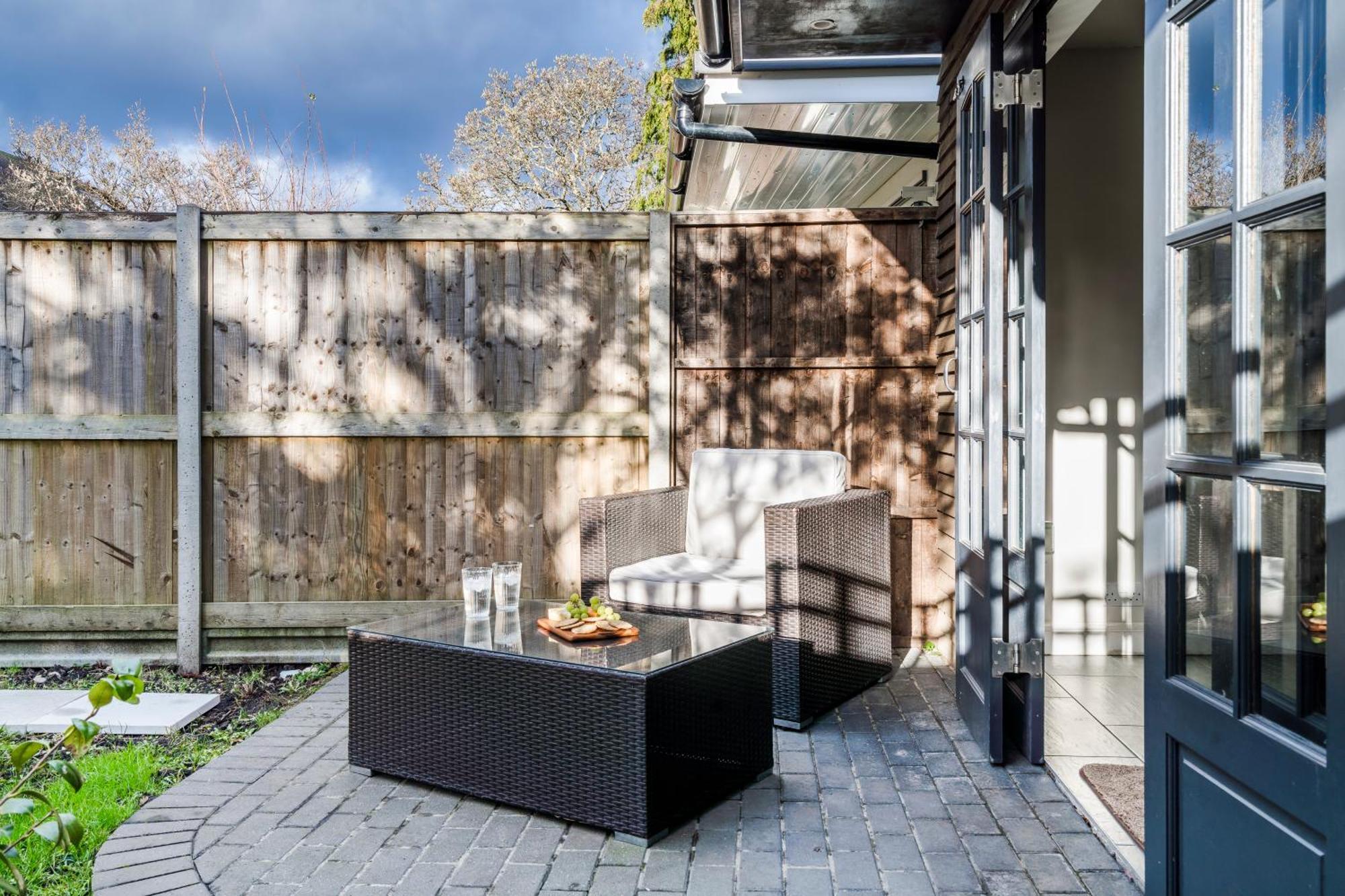 Cozy 3 Bedroom Terrace Cottage In Epsom Exterior foto